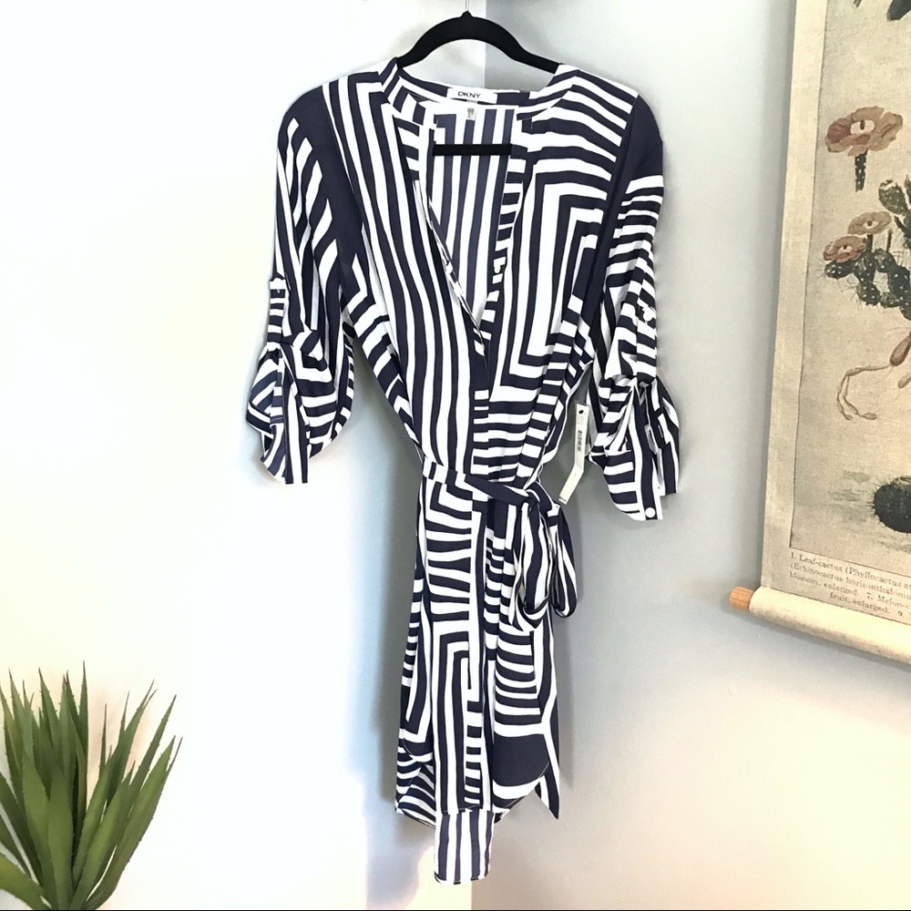 NWT DKNY Lightweight Geometric Wrap Dress